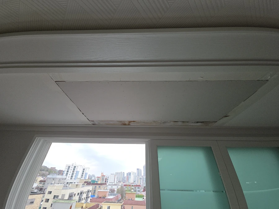 천장 점검구 개방 상태