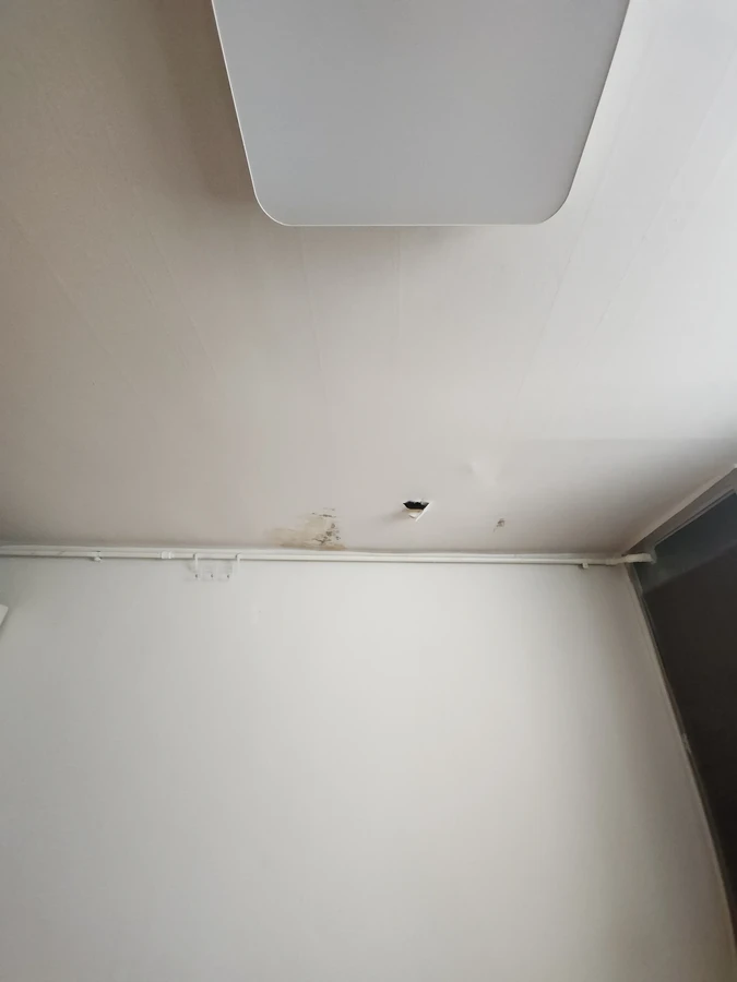 곰팡이 제거 및 마감 완료 후 깨끗한 천장 상태