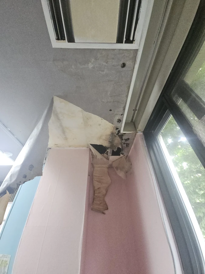 에어컨 매립부 주변 천장 마감이 들뜬 상태