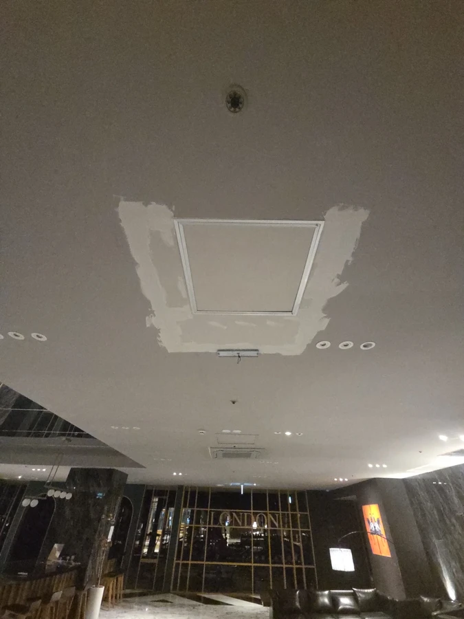기존 위치에 있는 점검구와 주변 천장